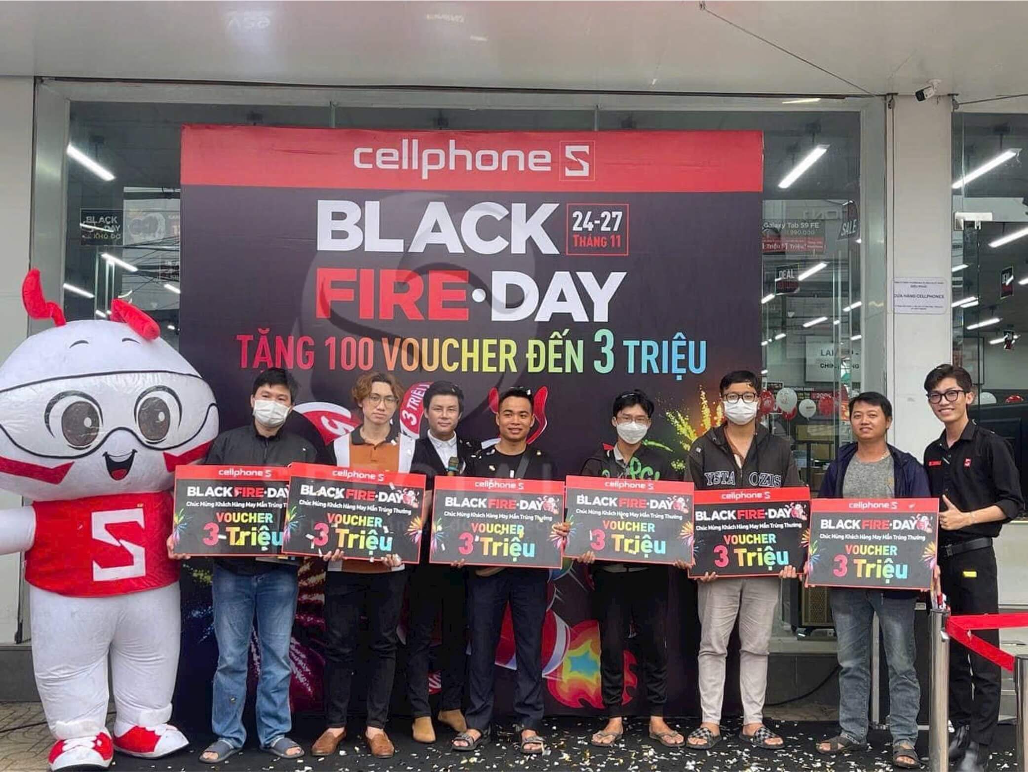 Cellphone S quảng cáo OOH cho sự kiện Black Friday