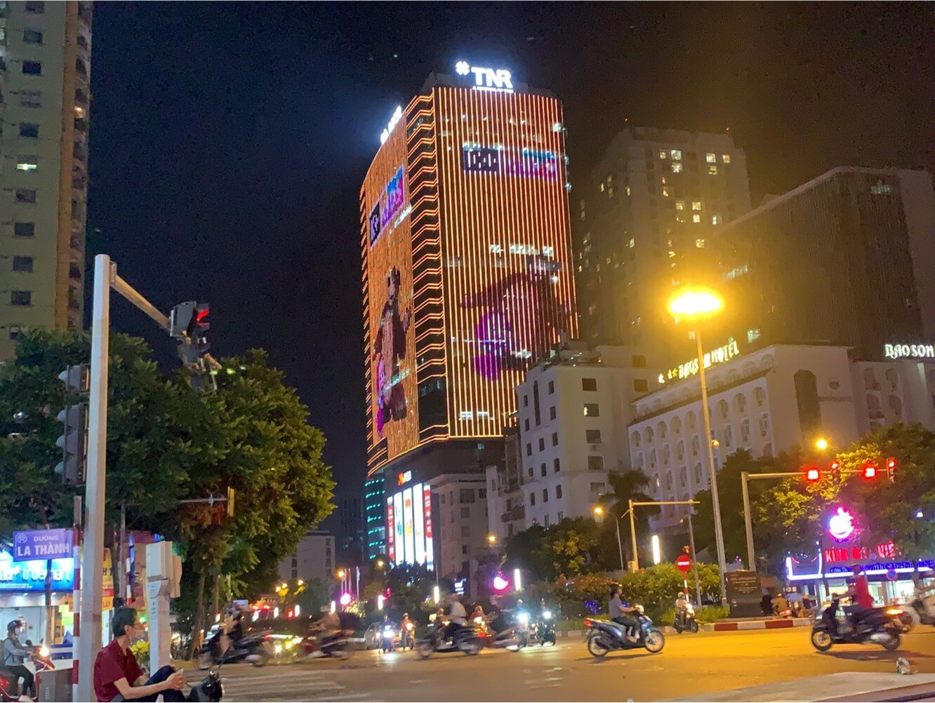 quang cao led building 9