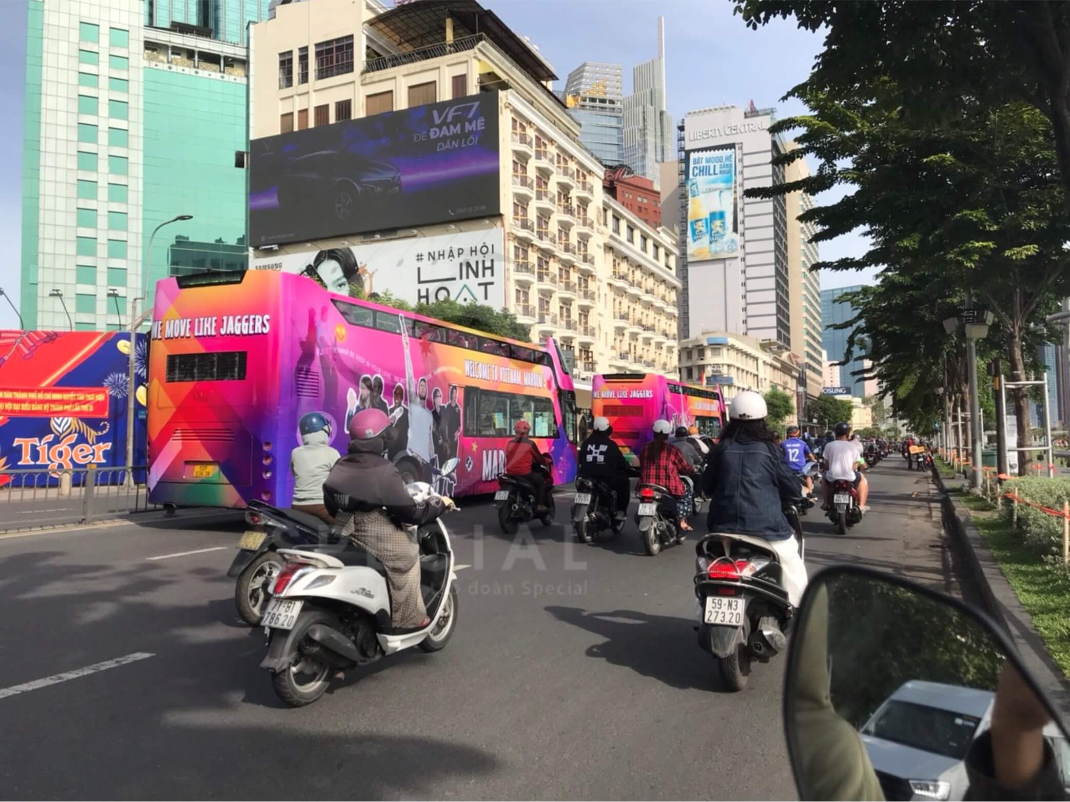 quảng cáo roadshow xe bus 2 tầng chào đón maroon 5